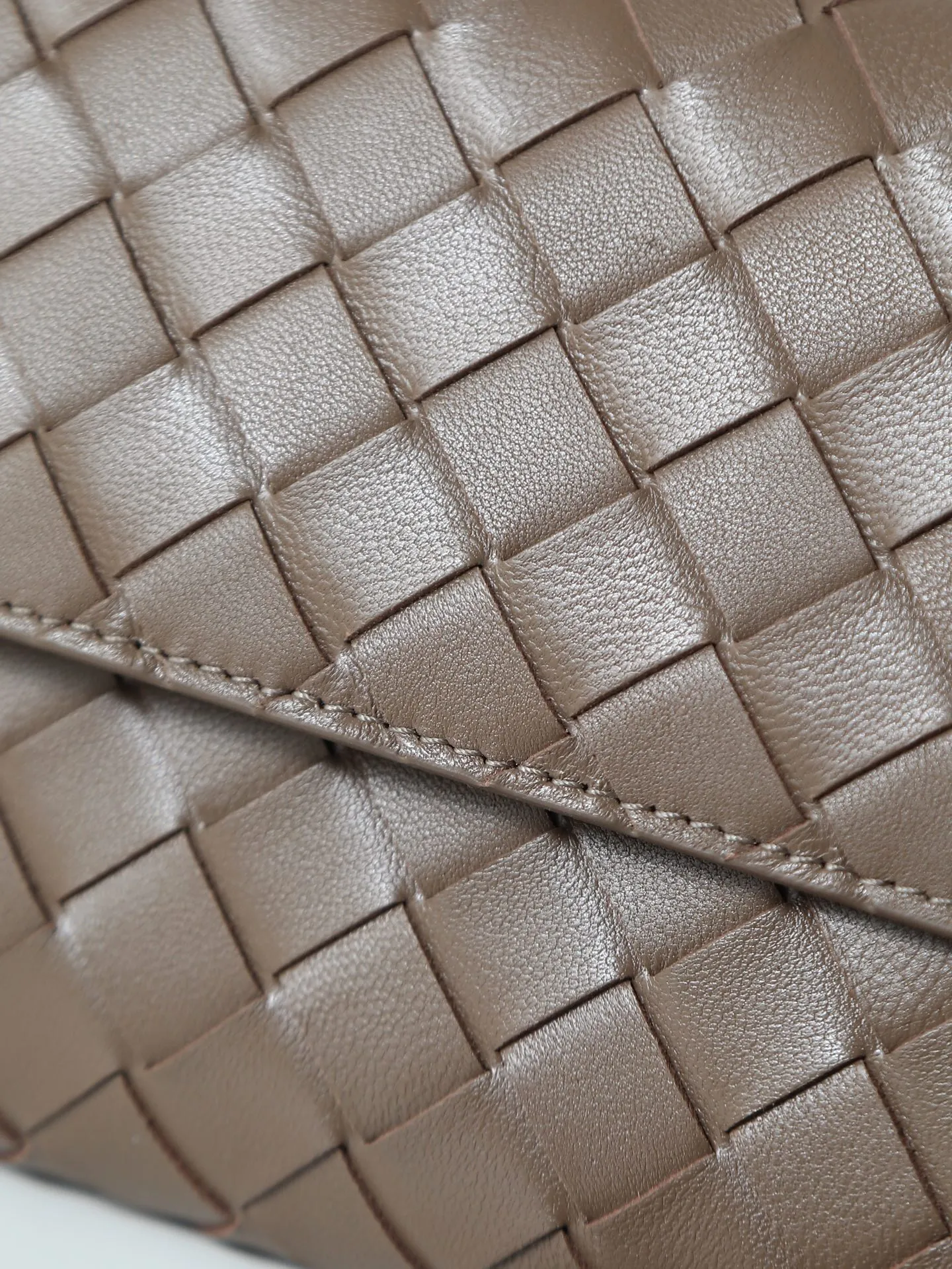 Batch 1540. The BV Andiamo evening handbag has been heavily cultivated again~ The designer aesthetics of the era of economic downturn are back. You fall in love with it at first sight and can't put it down. It's so beautiful. It's full of aura. The shape and texture are very competitive. It's lightweight and has sufficient capacity. It's a must-have for fashionistas. It's suitable for many occasions, minimalist, high-end and light luxury. Style number: 741511 Size: 31*13*3cm